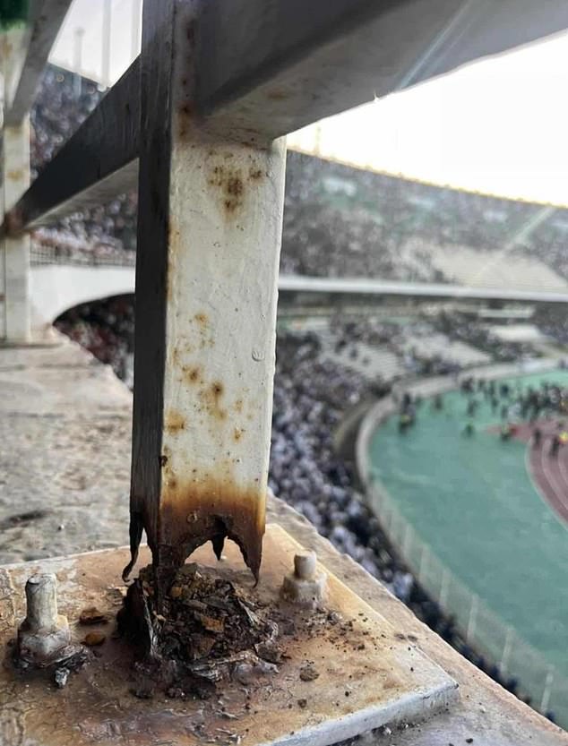 Sập rào chắn khán đài sân vận động ở Algeria khiến 3 người rơi từ trên xuống tử vong, hơn 70 người bị thương- Ảnh 2.