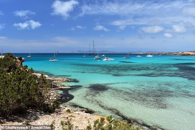 Phát hiện 5 thi thể bị trói chặt tay chân ở bãi biển du lịch nổi tiếng tại Tây Ban Nha- Ảnh 1.