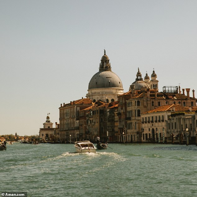 Tất tần tật bên trong Tất tần tật bên trong