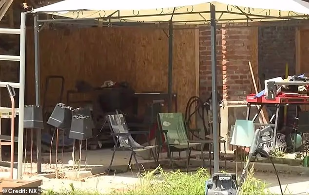 Phát hiện 1 bé trai 9 tuổi và 1 bé gái 7 tuổi vẫn mặc tã, sống như