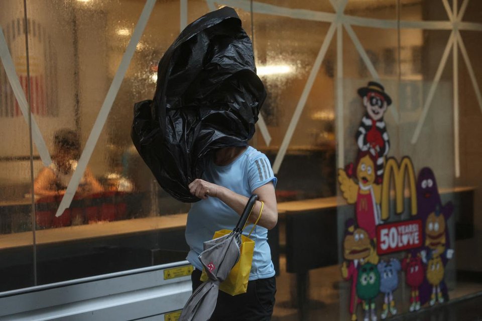 Bão Wipha đã tấn công Hong Kong (Trung Quốc): Sức gió tới hơn 167km/h, mưa lớn càn quét- Ảnh 3. Bão Wipha đã tấn công Hong Kong (Trung Quốc): Sức gió tới hơn 167km/h, mưa lớn càn quét- Ảnh 3.