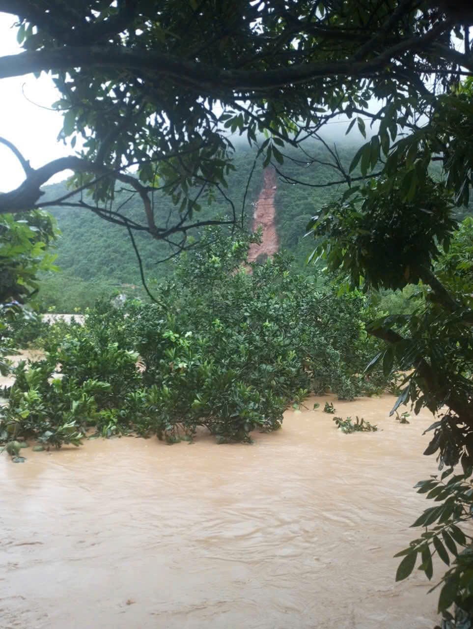 Bên cạnh nhà chị là sông, con đường dẫn vào xóm đang gặp phải tình trạng sạt lở đá nghiêm trọng.