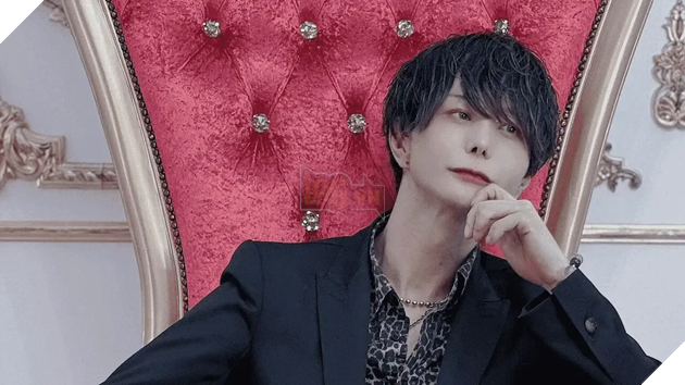 Luz vốn được biết đến như một utaite (ca sĩ cover nổi tiếng trên mạng) và từng tham gia nhiều dự án anime.