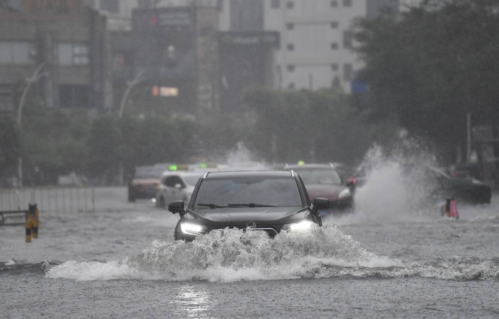 Đây là mức độ tàn phá của bão Wipha tại Trung Quốc: Mưa xối xả, cây bật gốc và cảnh báo nguy cơ tiếp diễn- Ảnh 3.