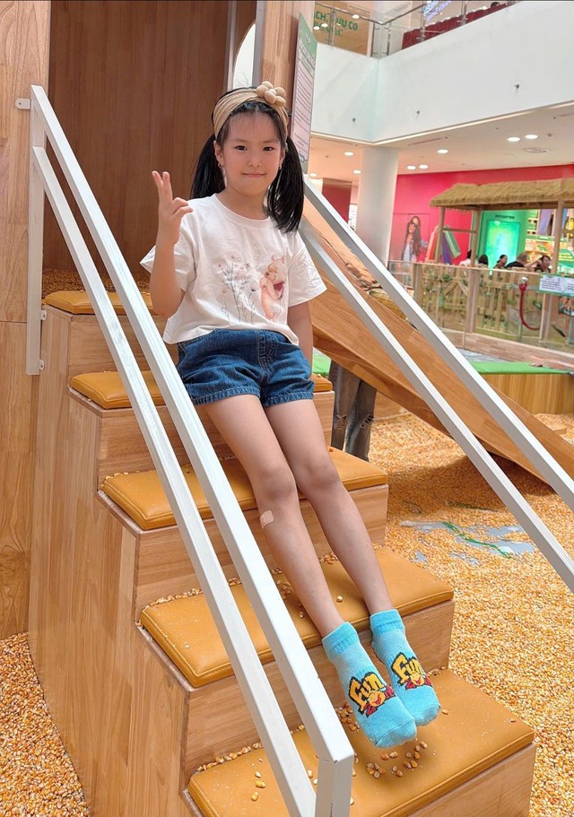 Con gái Lê Phương gây chú ý với đôi chân dài thẳng tắp ở tuổi lên 6, dân mạng trầm trồ