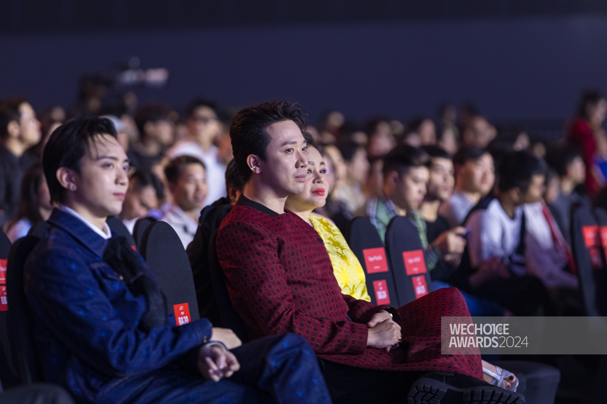 Trấn Thành bật khóc nức nở tại WeChoice Awards 2024, lý do là điều khiến cả nước xót xa- Ảnh 1. Trấn Thành bật khóc nức nở tại WeChoice Awards 2024, lý do là điều khiến cả nước xót xa- Ảnh 1.