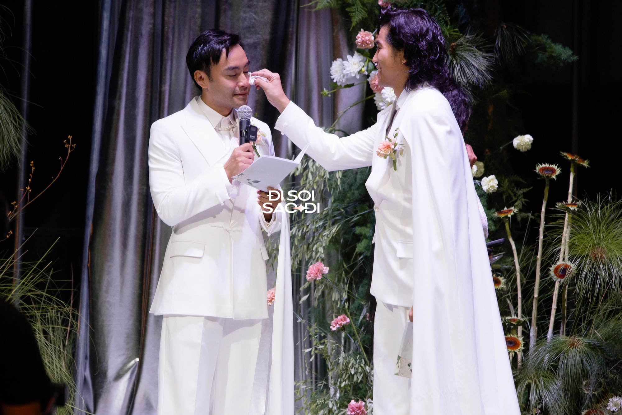 H'Hen Niê, Tiên Tiên và dàn sao Vbiz đổ bộ đám cưới đẹp như mơ của cặp đôi đồng giới hot Vbiz- Ảnh 1. H'Hen Niê, Tiên Tiên và dàn sao Vbiz đổ bộ đám cưới đẹp như mơ của cặp đôi đồng giới hot Vbiz- Ảnh 1.