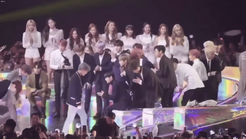 2 triệu người ùa vào xem clip tố BLACKPINK xấu tính, cay cú với BTS ra mặt- Ảnh 1. 2 triệu người ùa vào xem clip tố BLACKPINK xấu tính, cay cú với BTS ra mặt- Ảnh 1.