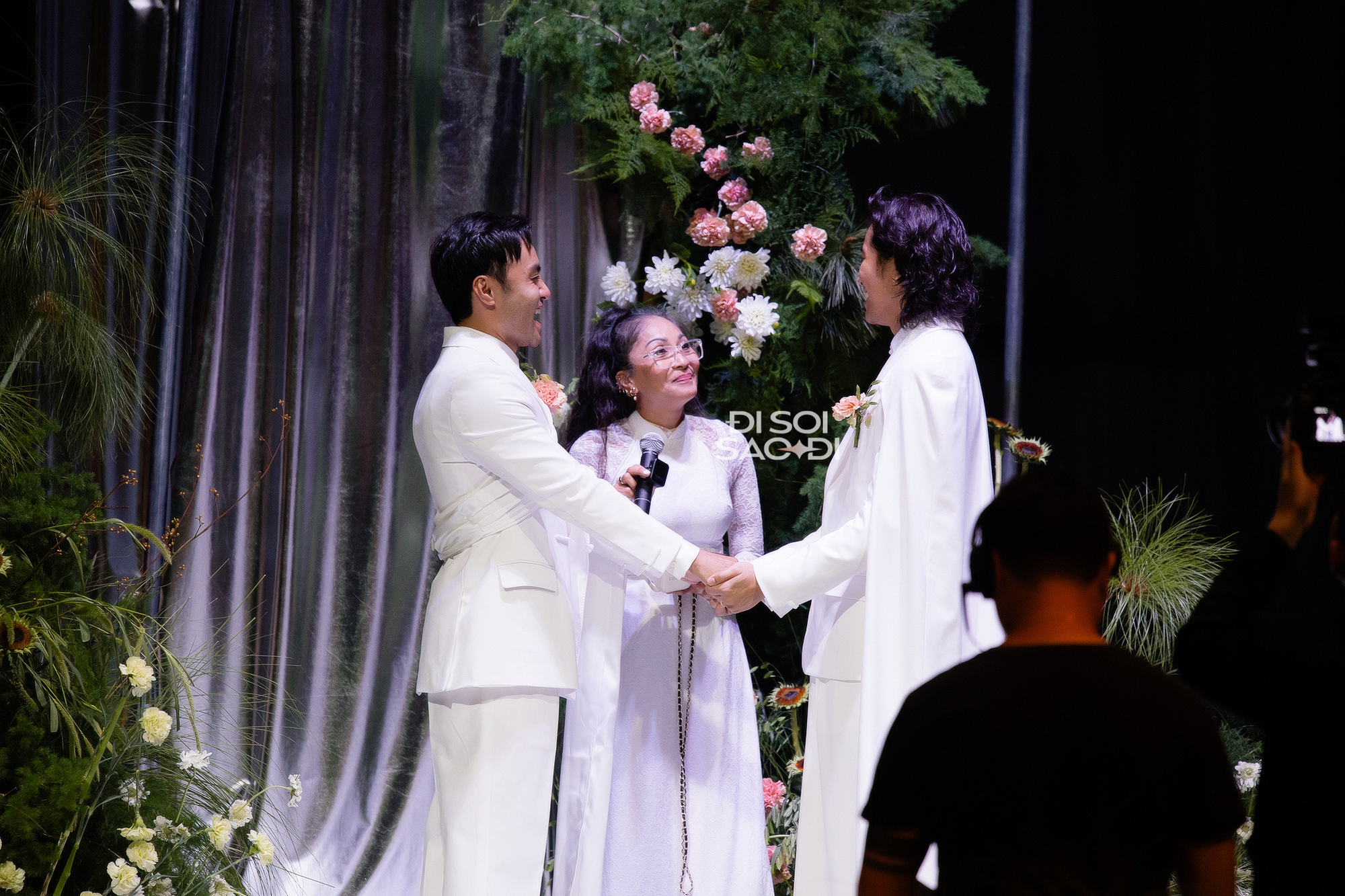 H'Hen Niê, Tiên Tiên và dàn sao Vbiz đổ bộ đám cưới đẹp như mơ của cặp đôi đồng giới hot Vbiz- Ảnh 2. H'Hen Niê, Tiên Tiên và dàn sao Vbiz đổ bộ đám cưới đẹp như mơ của cặp đôi đồng giới hot Vbiz- Ảnh 2.