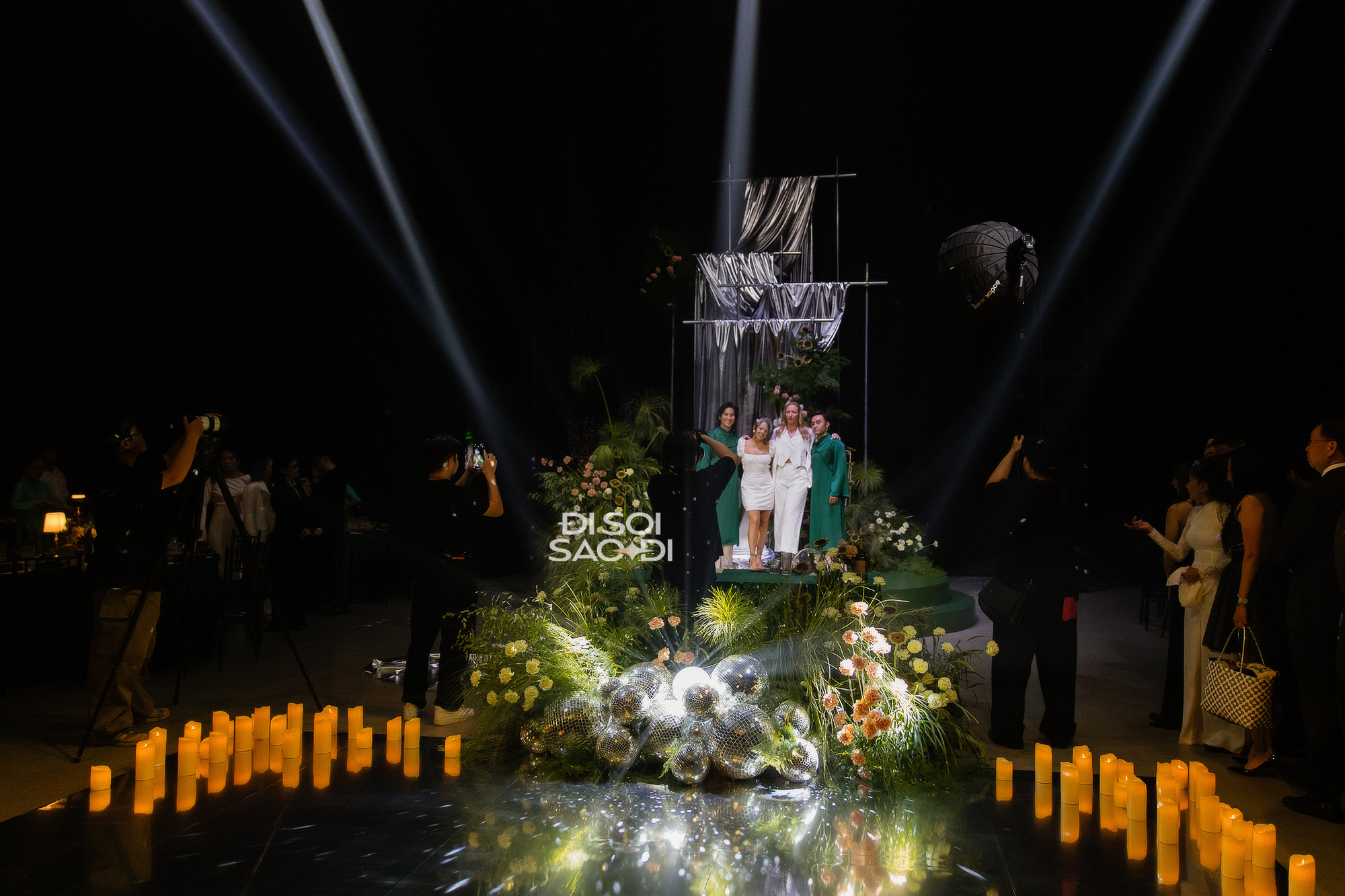 H'Hen Niê, Tiên Tiên và dàn sao Vbiz đổ bộ đám cưới đẹp như mơ của cặp đôi đồng giới hot Vbiz- Ảnh 12. H'Hen Niê, Tiên Tiên và dàn sao Vbiz đổ bộ đám cưới đẹp như mơ của cặp đôi đồng giới hot Vbiz- Ảnh 12.