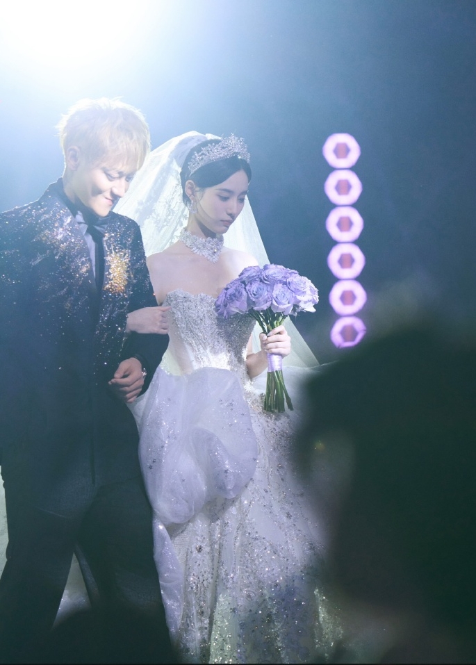 "Tóm dính" con trai đầu lòng của "anh sếp showbiz" và nàng thơ gen Z? a032b8cely1i6fq9su189j22k7cm9e8bfd 1760758966793776398698 1760772807049 17607728079221184917273