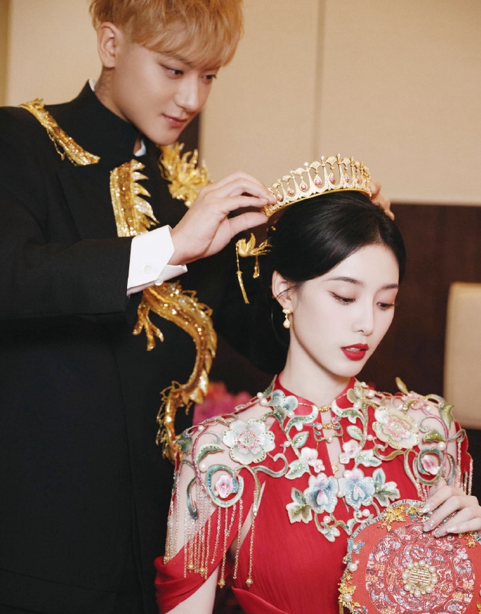 "Tóm dính" con trai đầu lòng của "anh sếp showbiz" và nàng thơ gen Z? a032b8cely1i6fqai448tj20uk4n4u0x 1760758668776222111850 1760772800307 17607728011951208267235