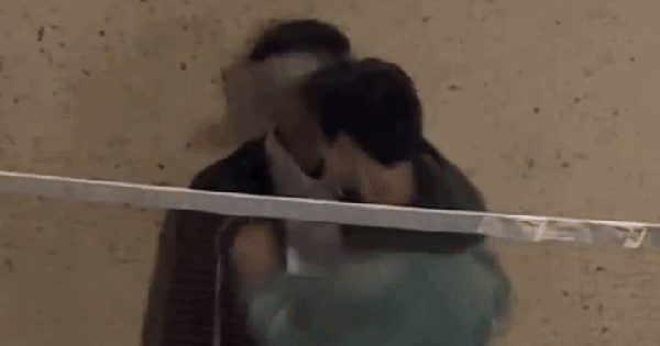 Clip sốc: Nam diễn viên 2k4 ngã khuỵu vì bị đồng nghiệp đấm mạnh vào mặt a1 1 17639000941931311179382 172 0 549 720 crop 17639002037031177181075gifpng