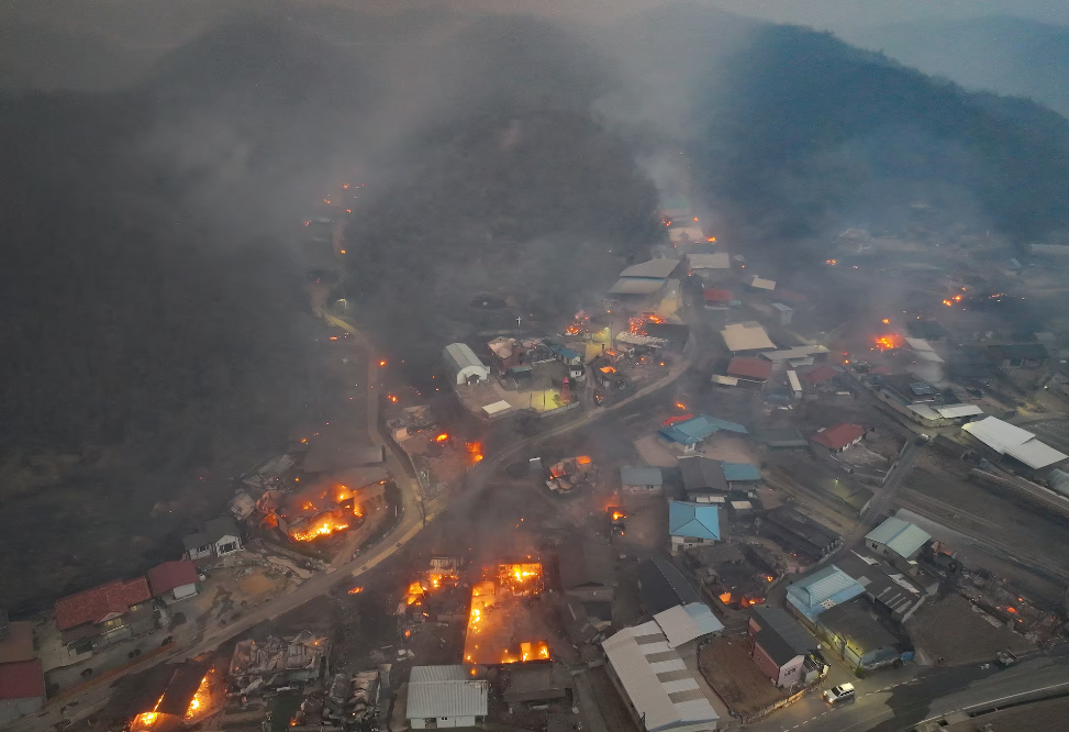 Nỗi đau chồng chất trong thảm hoạ cháy rừng tồi tệ tại Hàn Quốc: Phi công thiệt mạng khi trực thăng cứu hỏa gặp nạn- Ảnh 2.
