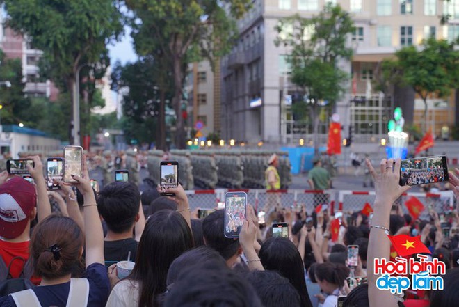 Đưa con bị sốt nhập viện gấp, sao nữ Vbiz xúc động trước việc làm này của lực lượng cảnh sát- Ảnh 3.