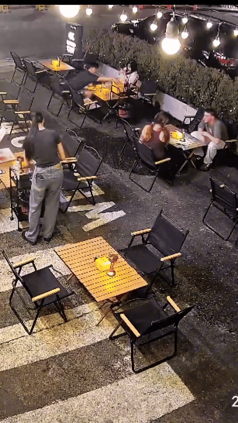 Ô tô lao vào nhà hàng, thực khách đang dùng bữa vội chạy tán loạn: Video hiện trường gây sốc- Ảnh 1.