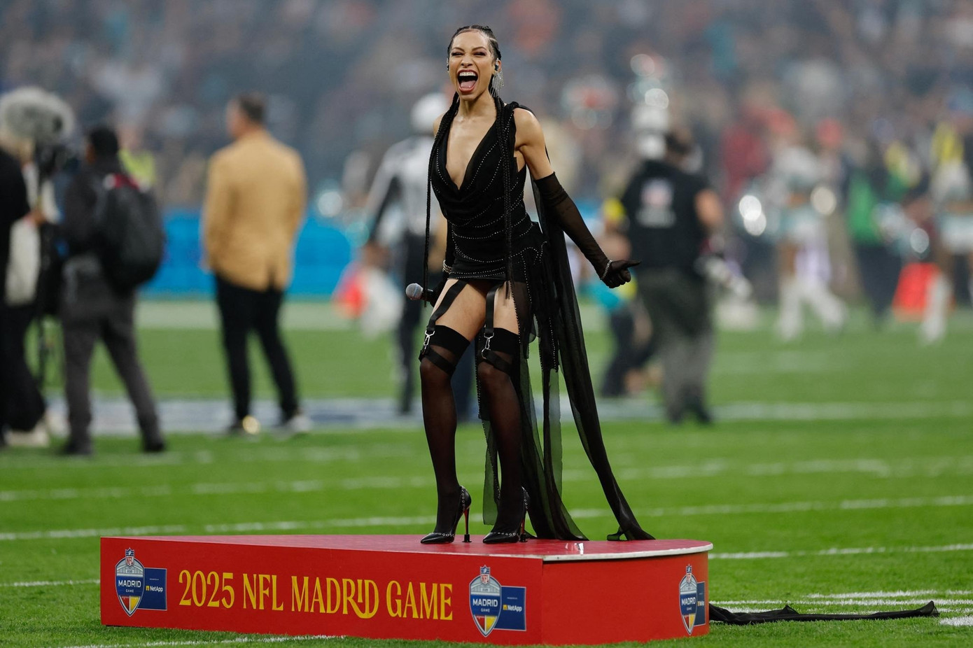 Chiếc váy gây phẫn nộ- Ảnh 1.