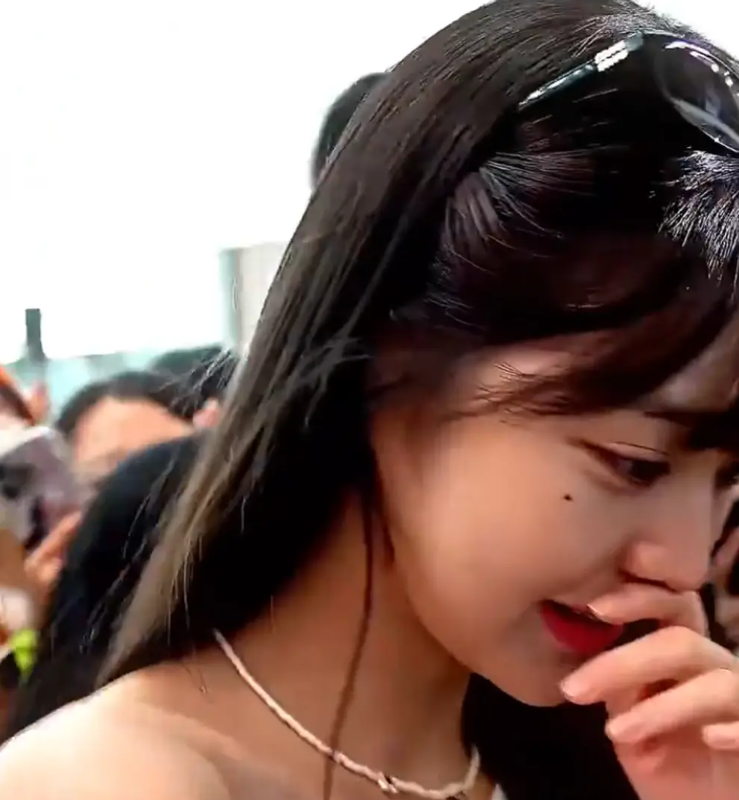 Sau Yoona, đến lượt Jang Won Young đột nhiên mặt tối sầm,