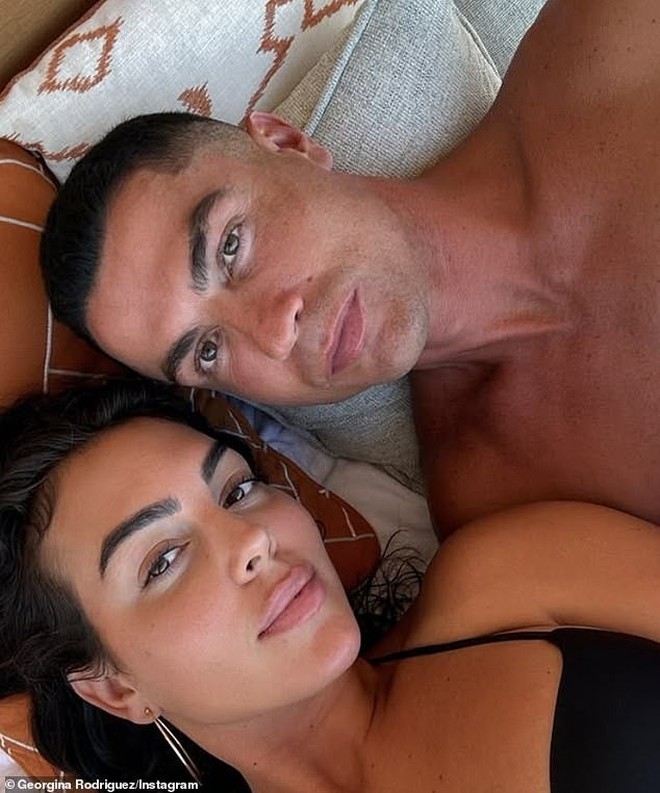 C. Ronaldo mất gần 10 năm để cầu hôn bạn gái- Ảnh 1.