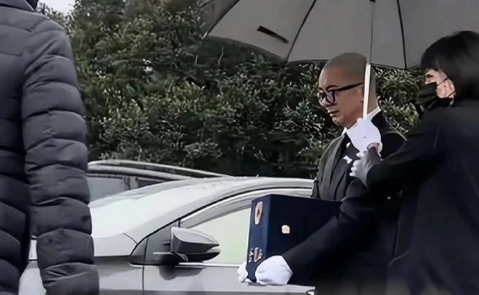 Tình trạng hiện tại của chồng Từ Hy Viên, tới lui quanh mộ sau gần 100 ngày vợ qua đời- Ảnh 2. Tình trạng hiện tại của chồng Từ Hy Viên, tới lui quanh mộ sau gần 100 ngày vợ qua đời- Ảnh 2.