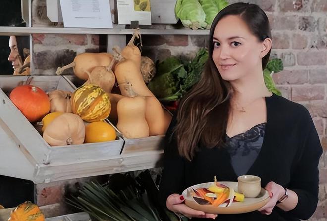 “Tiểu tam ngang ngược nhất showbiz” thành phú bà 2396 tỷ sau khi chồng hờ đi “bóc lịch”- Ảnh 1. “Tiểu tam ngang ngược nhất showbiz” thành phú bà 2396 tỷ sau khi chồng hờ đi “bóc lịch”- Ảnh 1.