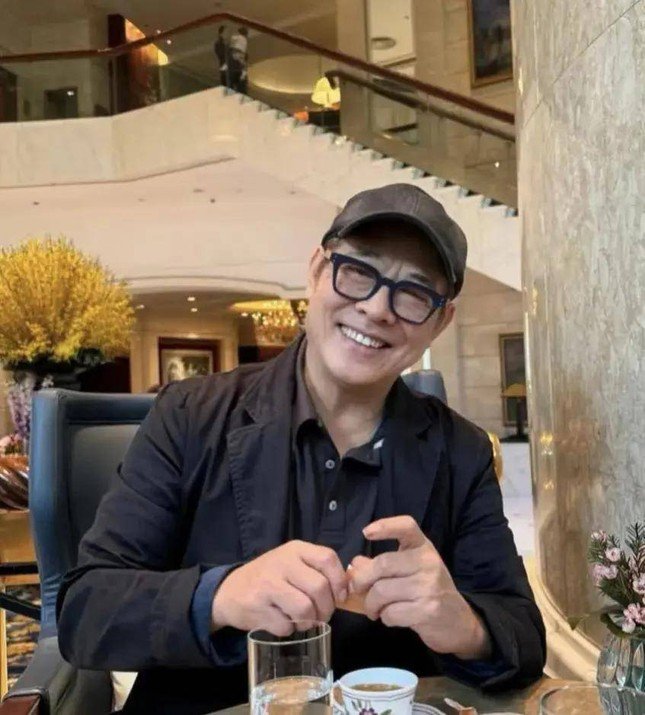 a14affb70d184f47a50069cf82971e76-8534-5018-1744531760-203-width645height715 Bức hình Lý Liên Kiệt (áo đen) chụp cùng fan gây bàn luận.