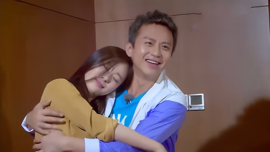 Cặp đôi ngôn tình trục trặc vì nhà trai lén