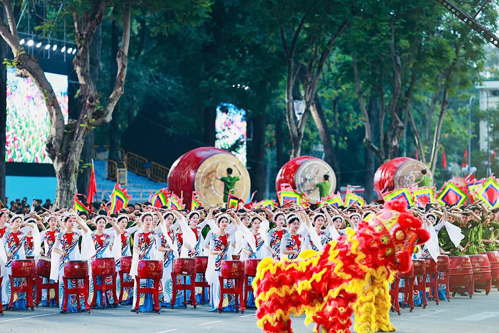 Màn trống hội 1.000 học viên Cảnh sát nhân dân khai hội 50 năm thống nhất đất nước - 5