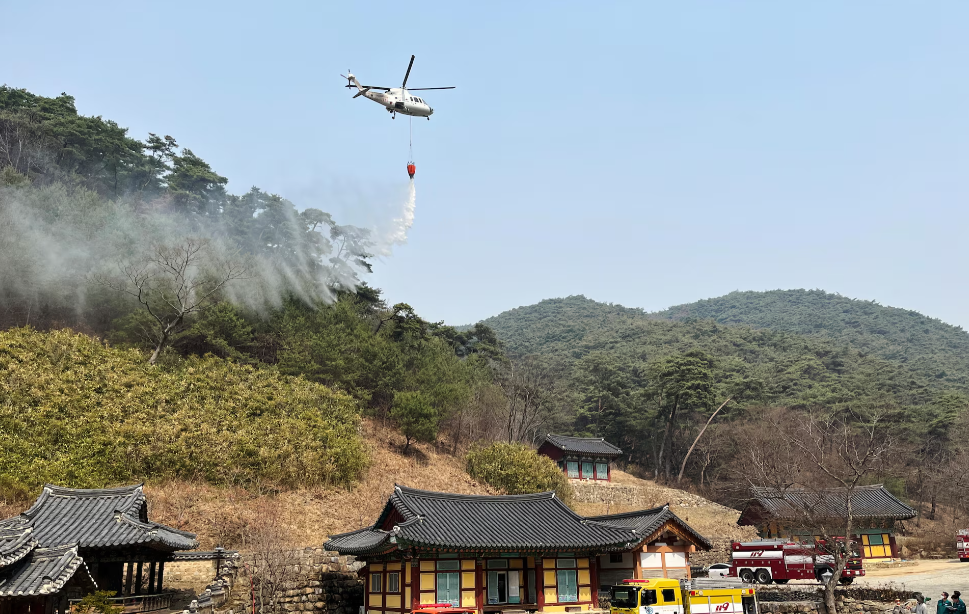 Nỗi đau chồng chất trong thảm hoạ cháy rừng tồi tệ tại Hàn Quốc: Phi công thiệt mạng khi trực thăng cứu hỏa gặp nạn- Ảnh 4.