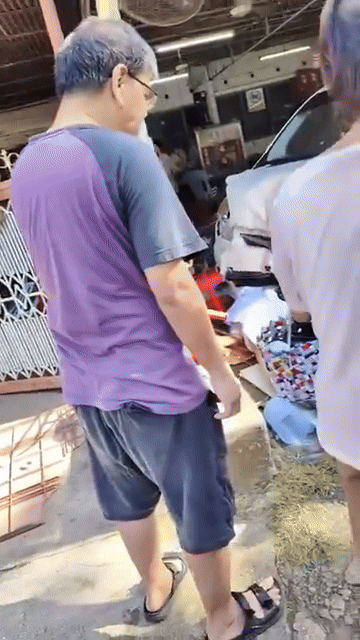 Đang ngồi trong quán ăn sáng, người phụ nữ bị ô tô đâm tử vong tại chỗ, lý do tai nạn gây tranh cãi- Ảnh 1.