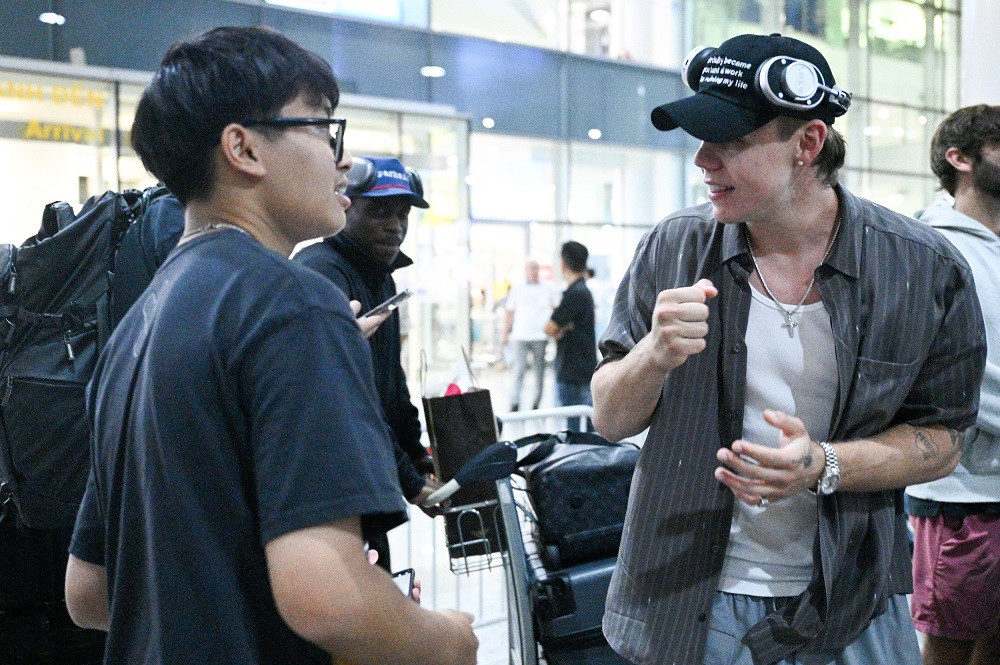 a2-1755669845-825-width1000height665 Anh bất ngờ khi fan hâm mộ đứng đợi 5 tiếng tại sân bay