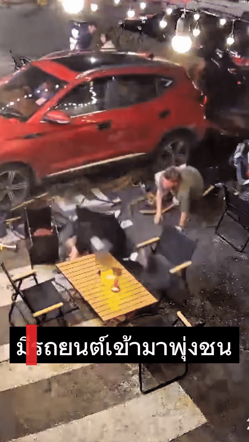 Ô tô lao vào nhà hàng, thực khách đang dùng bữa vội chạy tán loạn: Video hiện trường gây sốc- Ảnh 2.