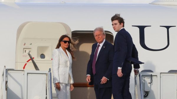 Thế khó của bà Melania và Barron Trump a2 1764832351096 17648323512812040773105
