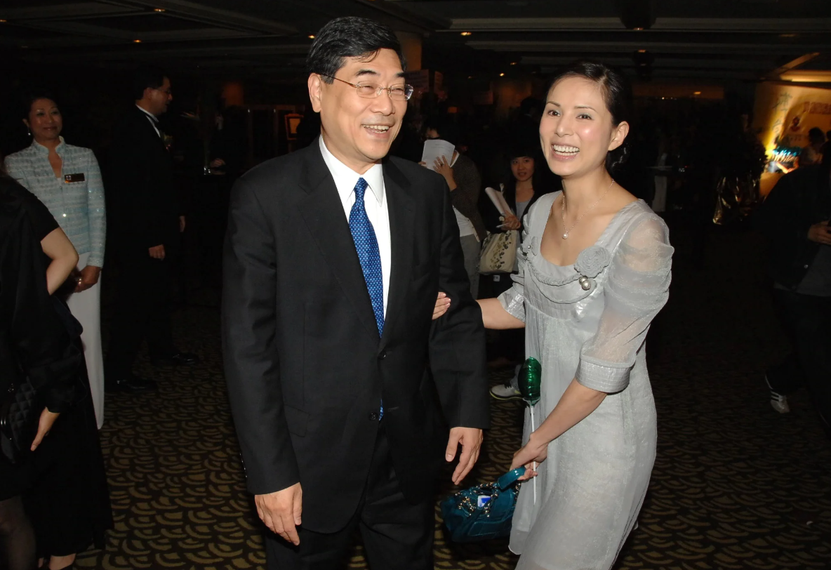 “Tiểu Long Nữ” Lý Nhược Đồng bị hải quan chặn lại với lí do không ai tin nổi- Ảnh 5.