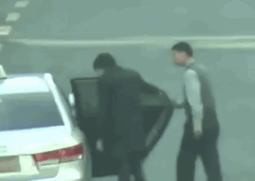 Clip sốc: Nam ca sĩ hạng A giật 1 cô gái khỏi taxi, khiến đối phương ngã sấp mặt xuống đường- Ảnh 1. Clip sốc: Nam ca sĩ hạng A giật 1 cô gái khỏi taxi, khiến đối phương ngã sấp mặt xuống đường- Ảnh 1.