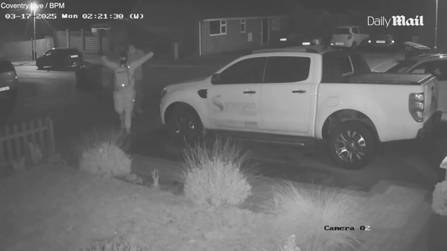 3 kẻ khả nghi tiến đến định trộm ô tô, chủ nhà vừa xuất hiện và làm 1 việc thì lập tức 3 kẻ khả nghi tiến đến định trộm ô tô, chủ nhà vừa xuất hiện và làm 1 việc thì lập tức