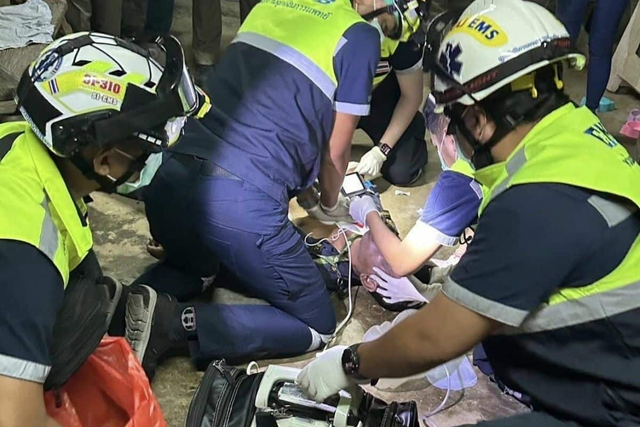 Gọi nhân viên cứu hộ đến nhà để sơ tán trăn khủng, 1 lát sau, chủ nhà bất ngờ chứng kiến cảnh đáng sợ- Ảnh 2.