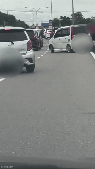 Tài xế ô tô đâm vào xe máy đang đỗ ở lề phải, phản ứng của đối phương khiến người xem phải sững sờ- Ảnh 2.