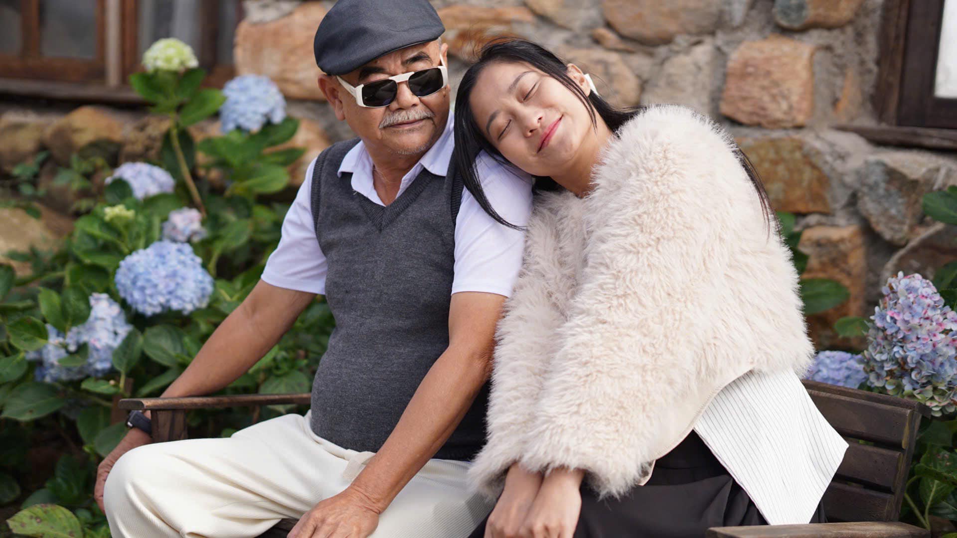 Nam NSND đình đám: Tuổi xế chiều vẫn ở trọ, tự ship đồ ăn, hạnh phúc bên bạn gái kém 36 tuổi- Ảnh 1.