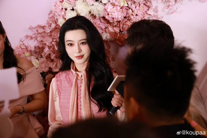 Phạm Băng Băng mặt bỗng biến sắc, khóc nghẹn giữa sự kiện- Ảnh 7.