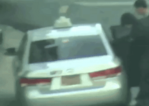 Clip sốc: Nam ca sĩ hạng A giật 1 cô gái khỏi taxi, khiến đối phương ngã sấp mặt xuống đường- Ảnh 2. Clip sốc: Nam ca sĩ hạng A giật 1 cô gái khỏi taxi, khiến đối phương ngã sấp mặt xuống đường- Ảnh 2.