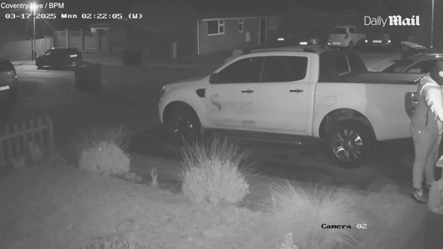 3 kẻ khả nghi tiến đến định trộm ô tô, chủ nhà vừa xuất hiện và làm 1 việc thì lập tức 3 kẻ khả nghi tiến đến định trộm ô tô, chủ nhà vừa xuất hiện và làm 1 việc thì lập tức