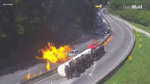 Đang đi trên cao tốc, hàng loạt ô tô chìm trong biển lửa, video từ camera giao thông tiết lộ nguyên nhân- Ảnh 2.