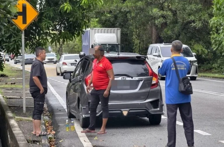 Mẹ ra ngoài hỏi đường, gã đàn ông lạ mặt nhân cơ hội cướp ô tô, bắt cóc luôn cả con gái ngồi bên trong- Ảnh 2. Mẹ ra ngoài hỏi đường, gã đàn ông lạ mặt nhân cơ hội cướp ô tô, bắt cóc luôn cả con gái ngồi bên trong- Ảnh 2.