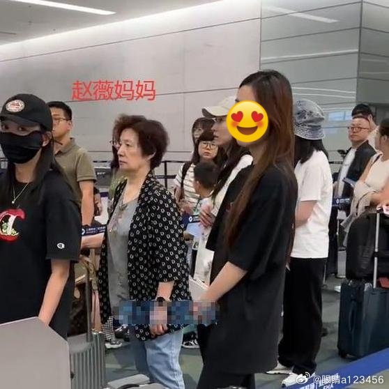 a4114c7dly1i493sjvrtfj20fi0fidh0-1754886069733490215969-1754887184274-17548871855311008251742 "Tóm gọn" Triệu Vy trùm kín mít ở sân bay, nghi dắt díu mẹ ruột - con gái chạy ra nước ngoài trốn nợ? a4114c7dly1i493sjvrtfj20fi0fidh0 1754886069733490215969 1754887184274 17548871855311008251742