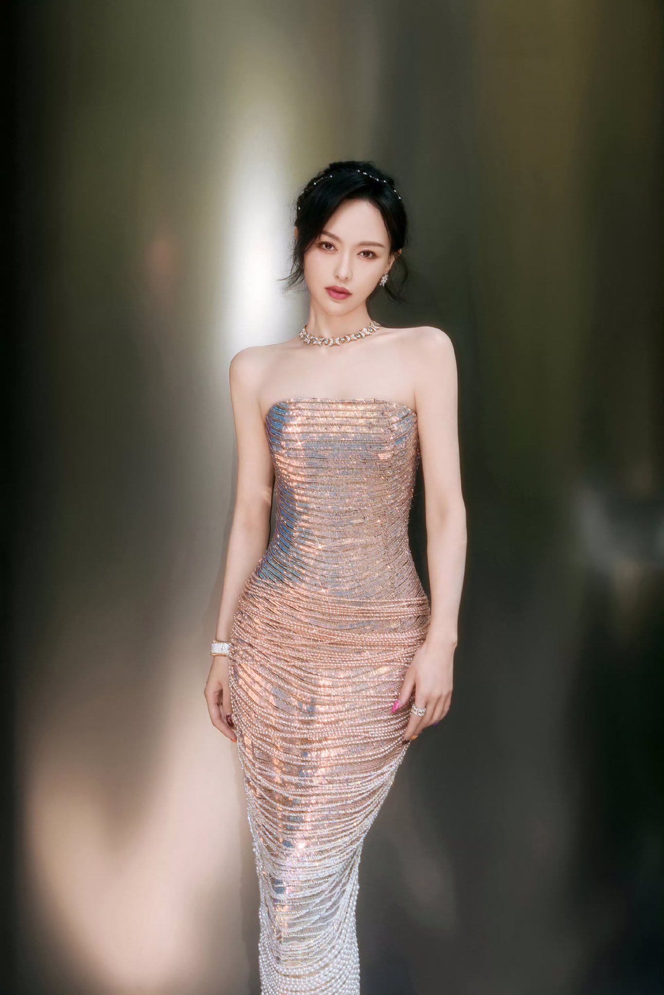 Kiếp nạn váy áo của hội mỹ nhân: Người ráng o ép đến nghẹt thở, có nàng Hậu gãy xương vì