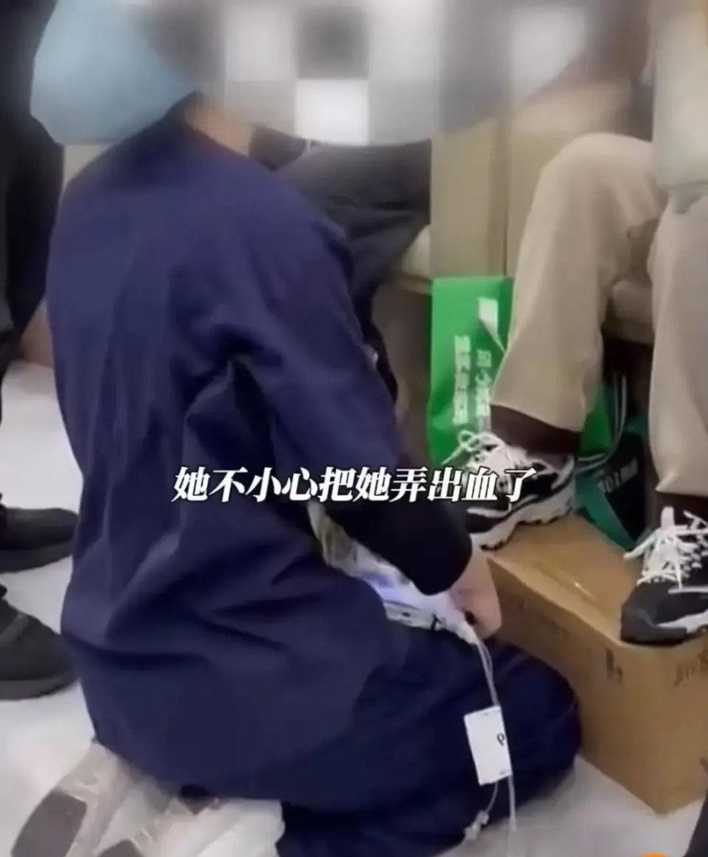 Đoạn video 100 triệu view về nữ y tá quỳ gối xin lỗi bệnh nhân khiến cộng đồng mạng phẫn nộ- Ảnh 2. Đoạn video 100 triệu view về nữ y tá quỳ gối xin lỗi bệnh nhân khiến cộng đồng mạng phẫn nộ- Ảnh 2.