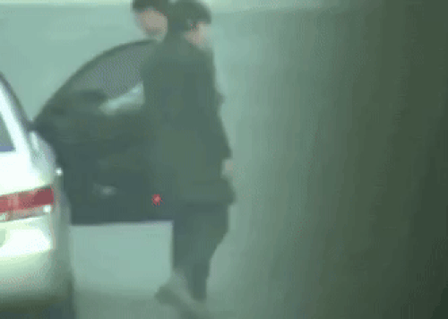 Clip sốc: Nam ca sĩ hạng A giật 1 cô gái khỏi taxi, khiến đối phương ngã sấp mặt xuống đường- Ảnh 3. Clip sốc: Nam ca sĩ hạng A giật 1 cô gái khỏi taxi, khiến đối phương ngã sấp mặt xuống đường- Ảnh 3.