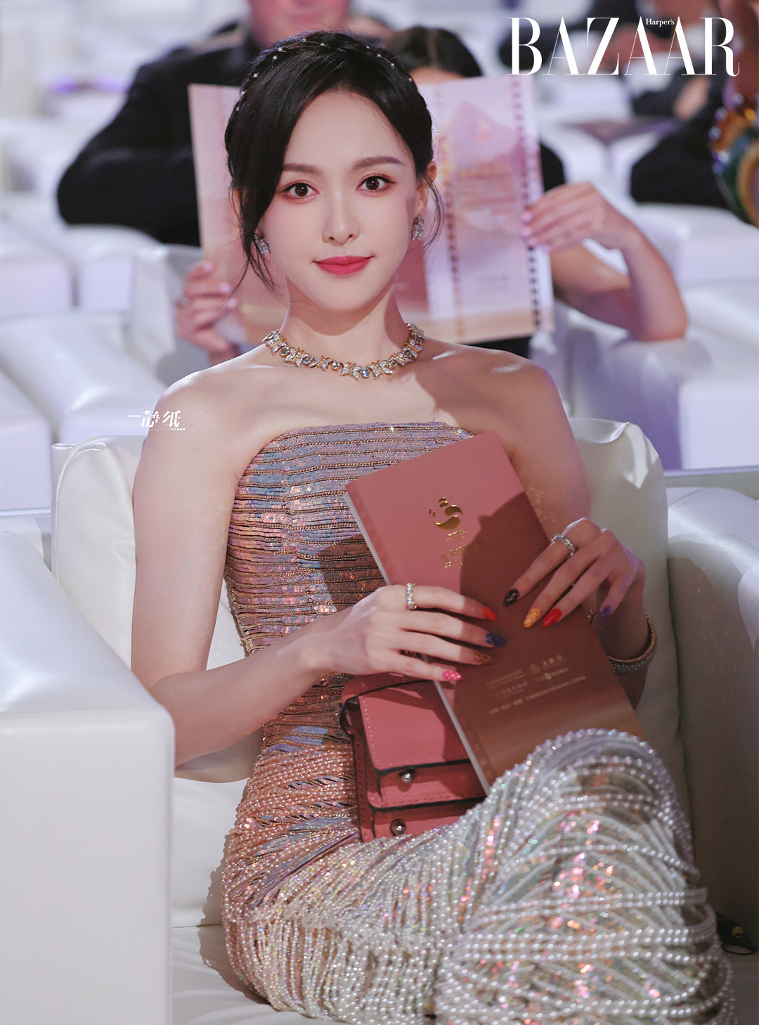 Kiếp nạn váy áo của hội mỹ nhân: Người ráng o ép đến nghẹt thở, có nàng Hậu gãy xương vì