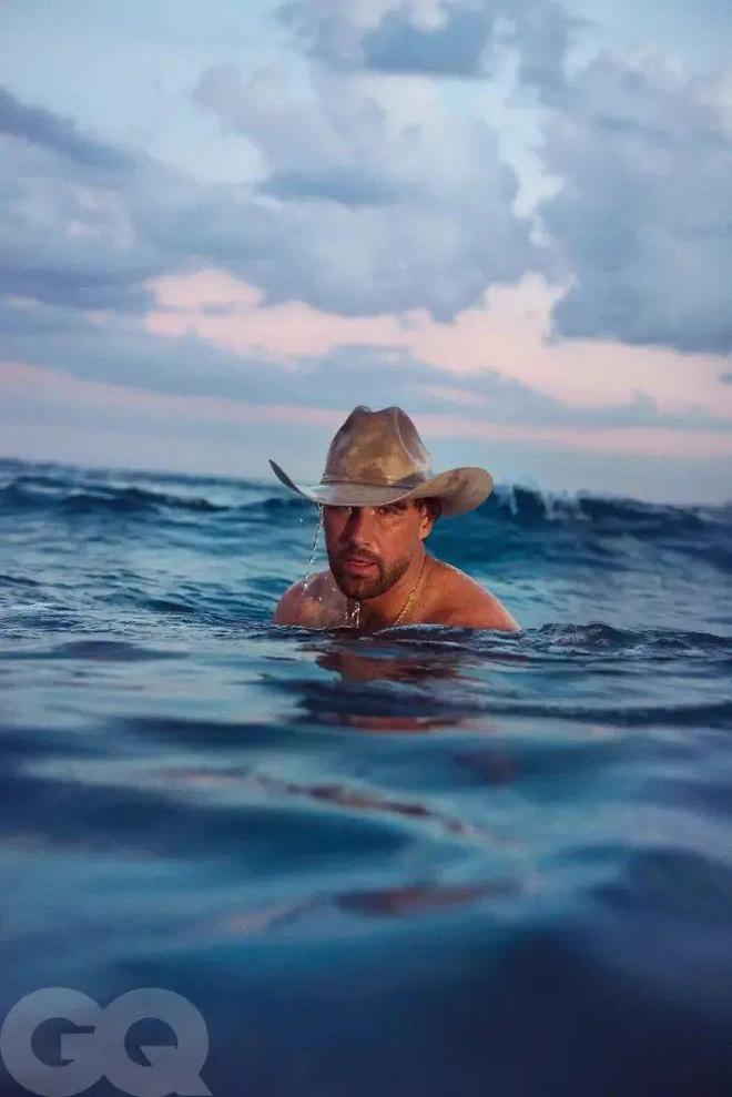 Bạn trai Taylor Swift tiết lộ lý do yêu cực sốc: “Con trai cưng của mẹ” đây sao?- Ảnh 2.